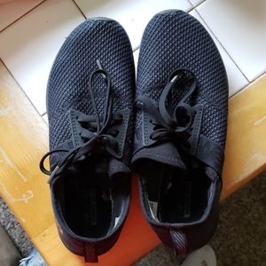 W 7.New Balance black sneakers